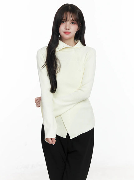 asymmetric-buttoned-knit-top-ij529 / Light beige