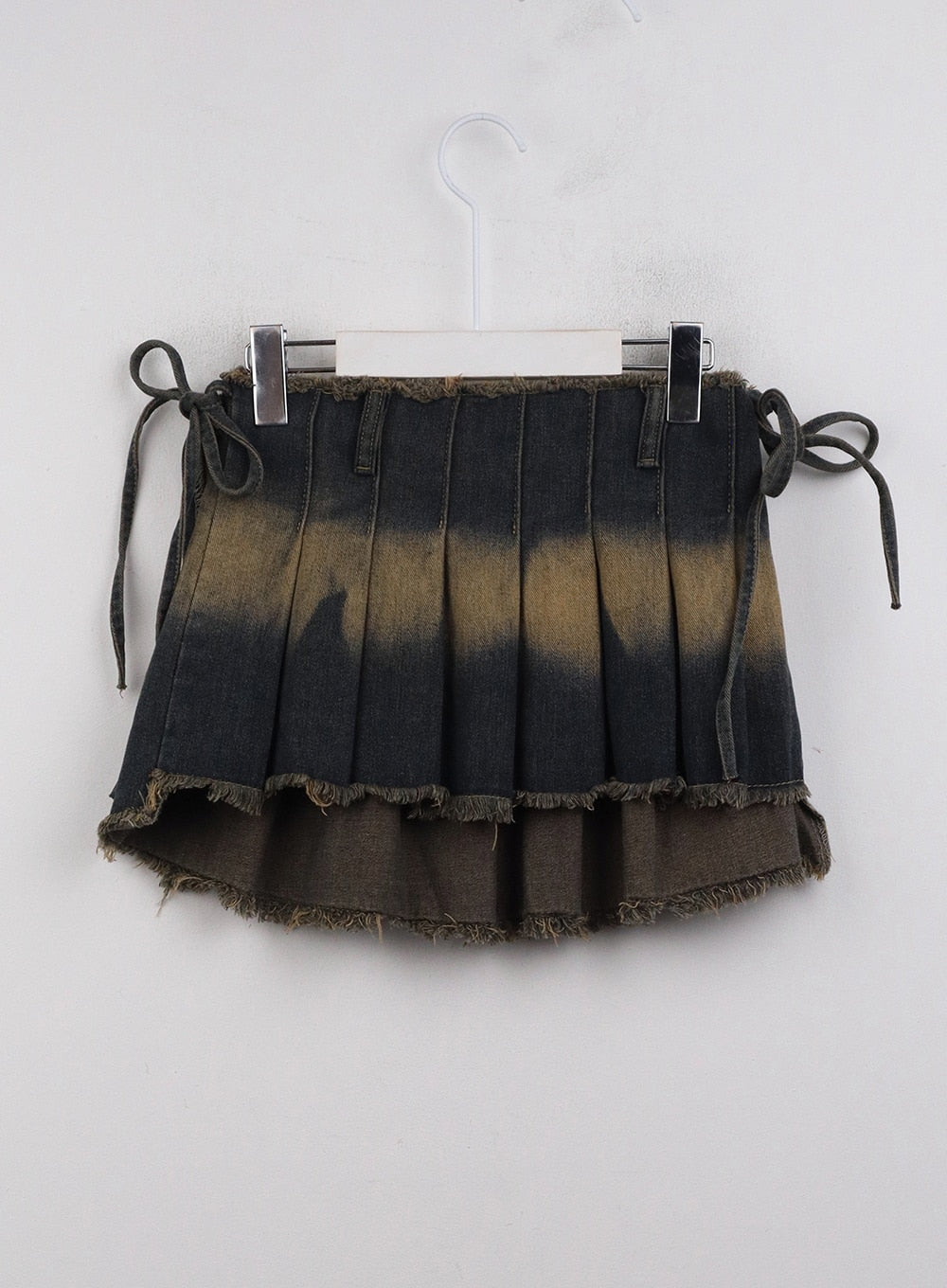 denim-washed-raw-hem-pleated-knotted-mini-skirt-cj412