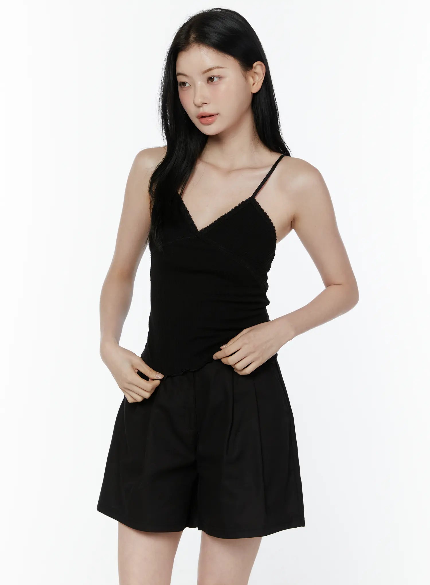 ruffled-lace-trim-cami-top-iu505 / Black