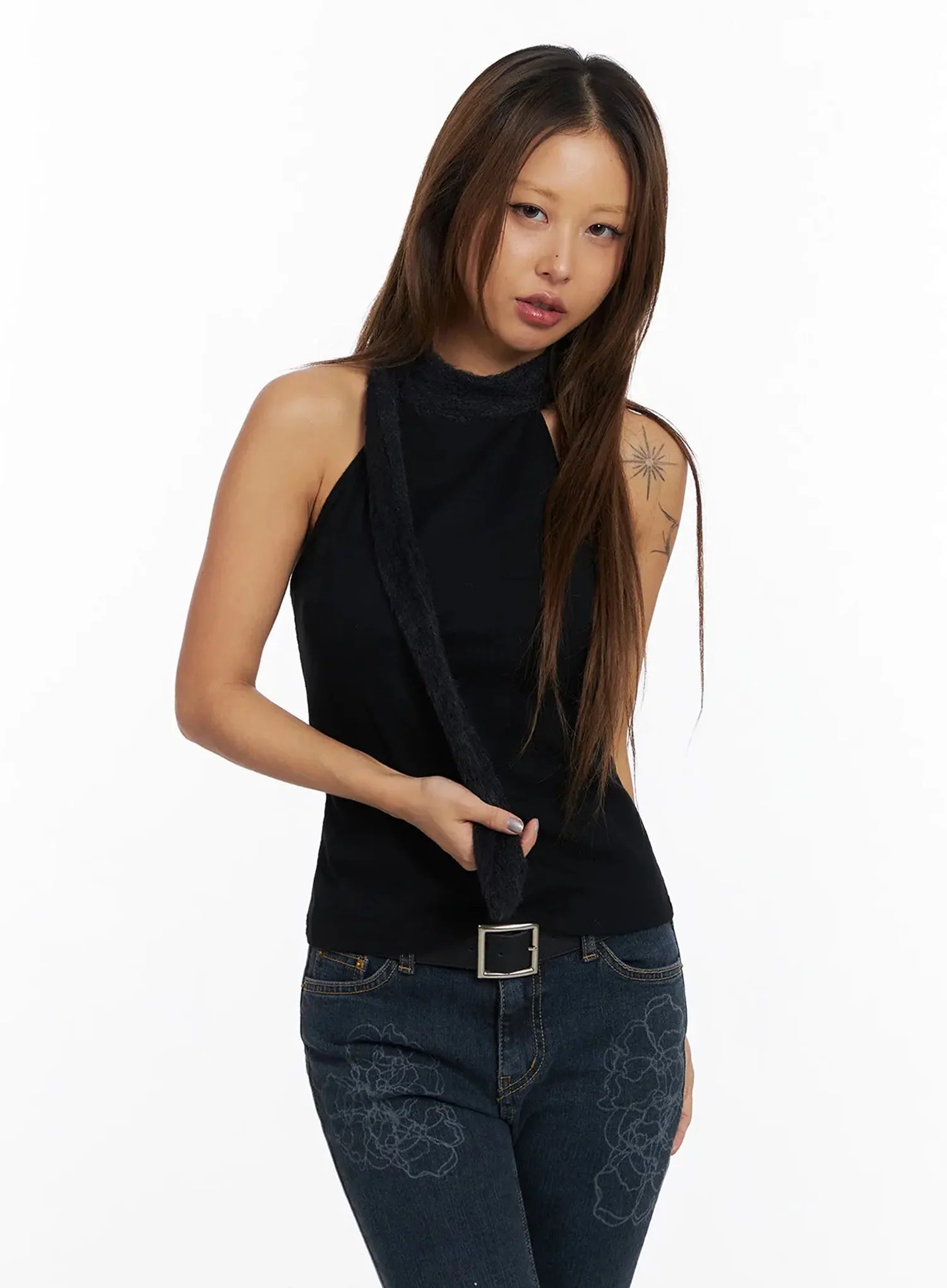 contrast-halter-top-in528 / Black