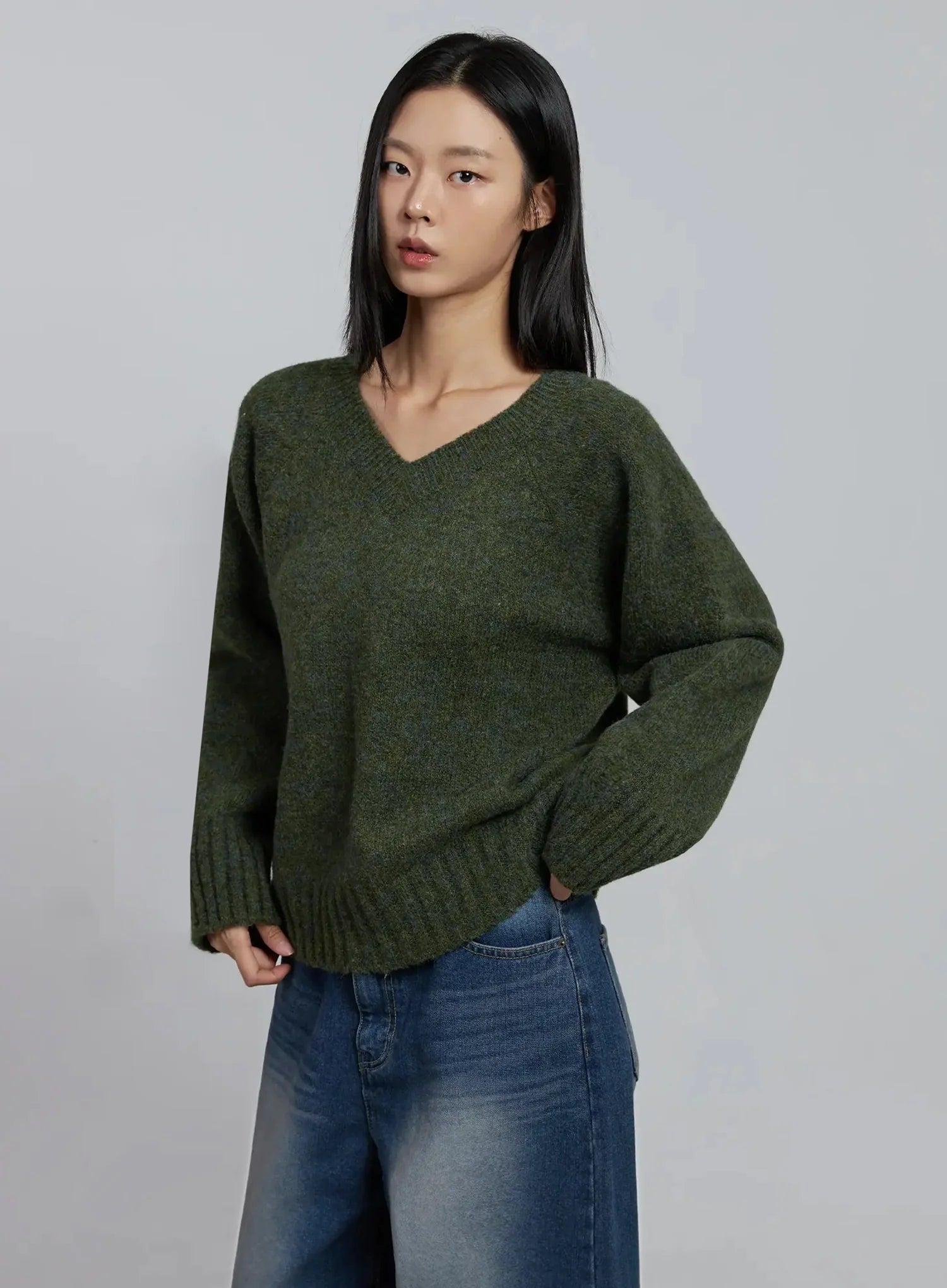 casual-loose-fit-v-neck-sweater-im520 / Dark green