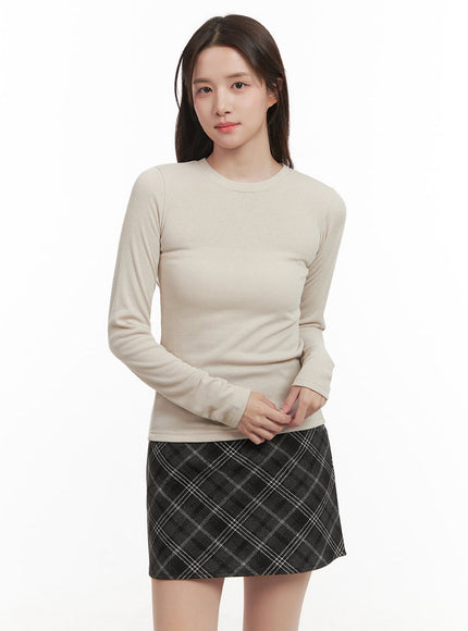 essential-slim-fit-long-sleeve-top-ij510 / Light beige