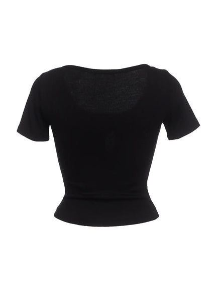 buttoned-scoop-neck-crop-top-ic503