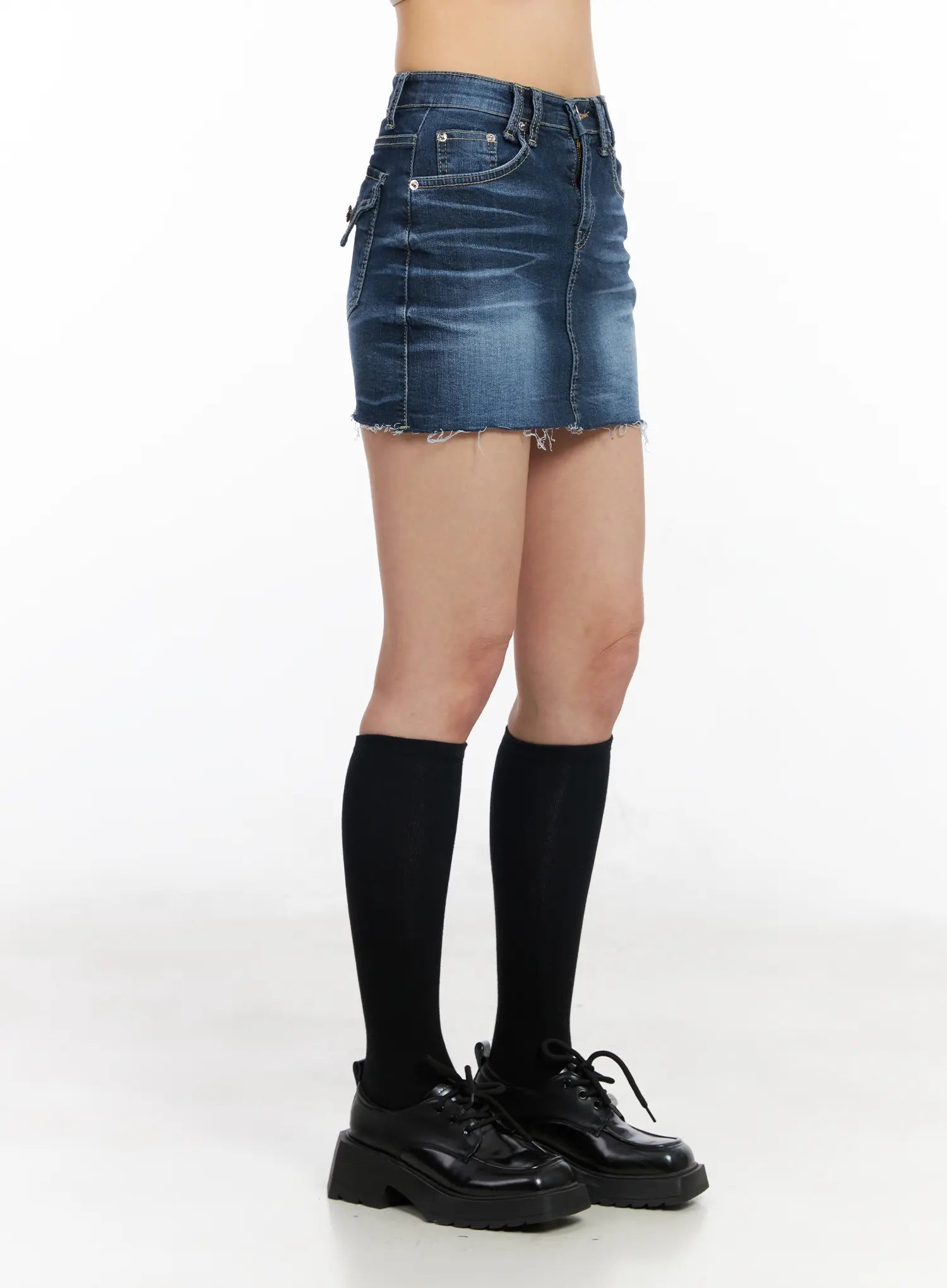 classic-frayed-hem-denim-mini-skirt-cm516
