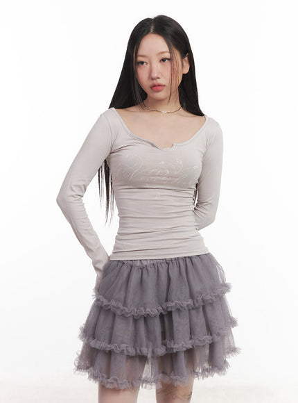 graphic-long-sleeve-v-neck-top-cm528