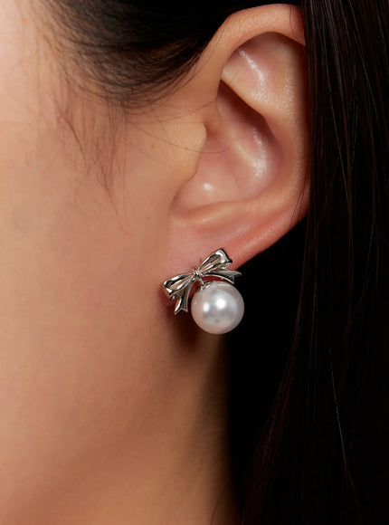 faux-pearl-bow-stud-earrings-io527 / Silver