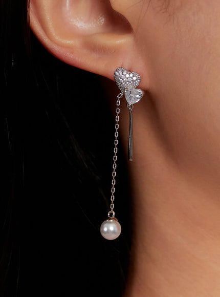 crystal-heart-drop-chain-earrings-io527 / Silver