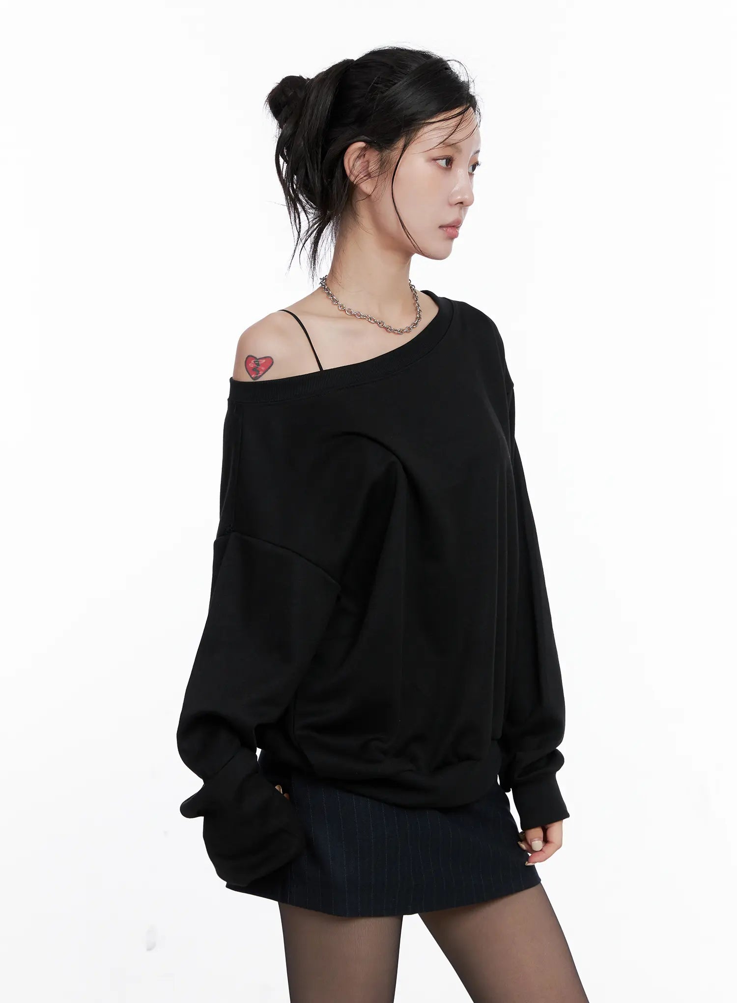 off-shoulder-loose-fit-sweatshirt-cs510 / Black