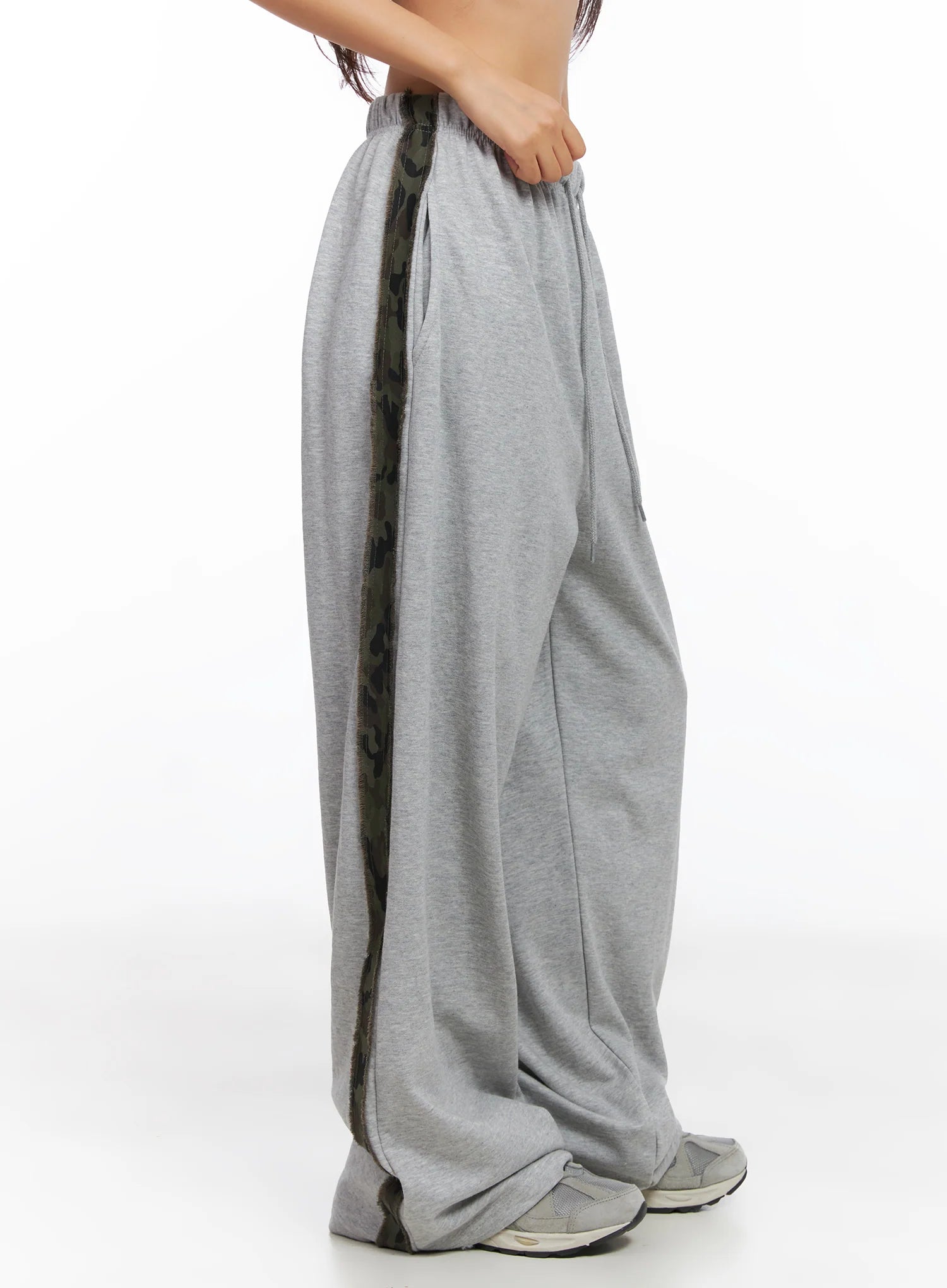 camo-accent-wide-leg-sweatpants-co514