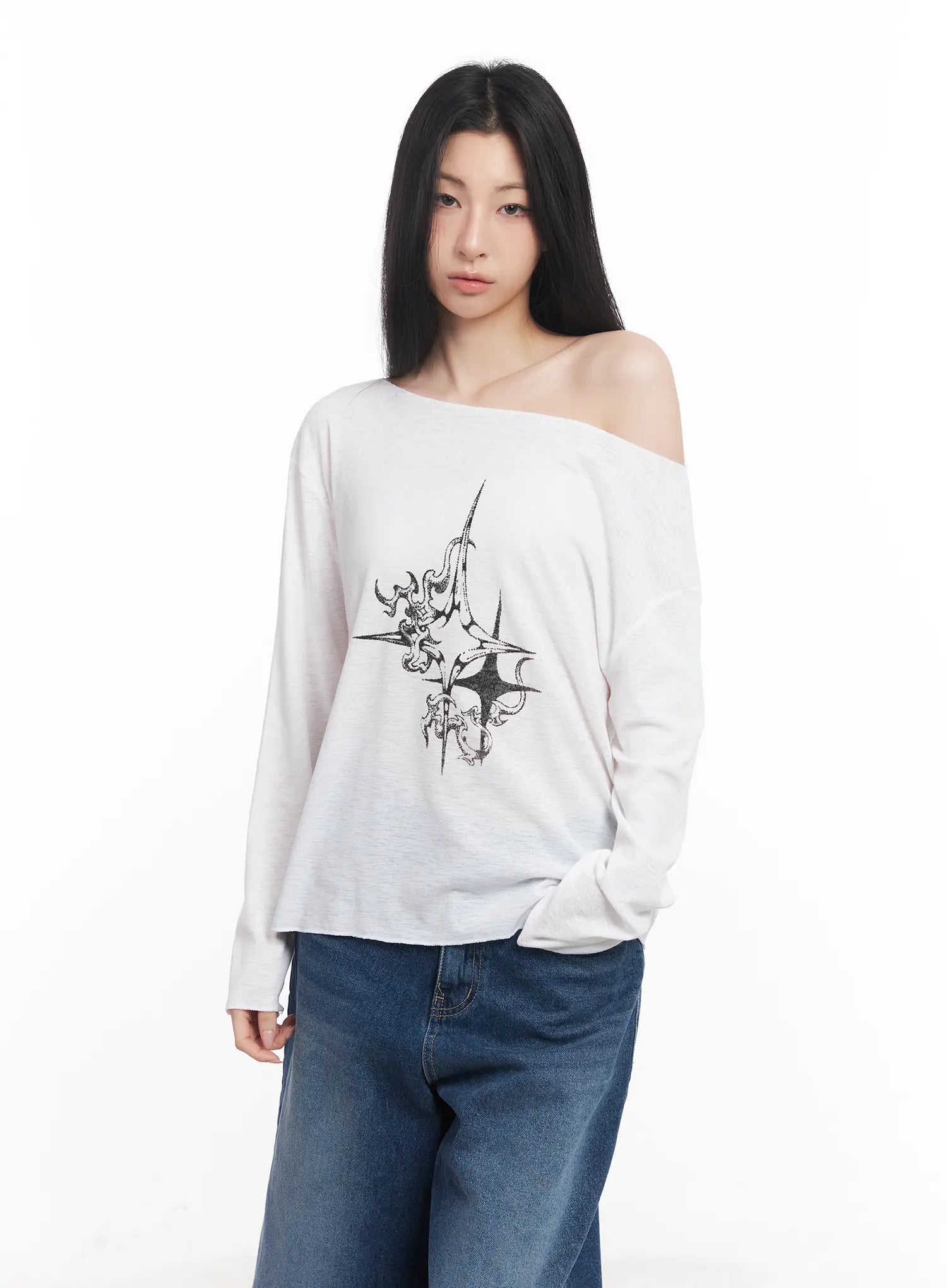 loose-fit-long-sleeve-graphic-top-cu510