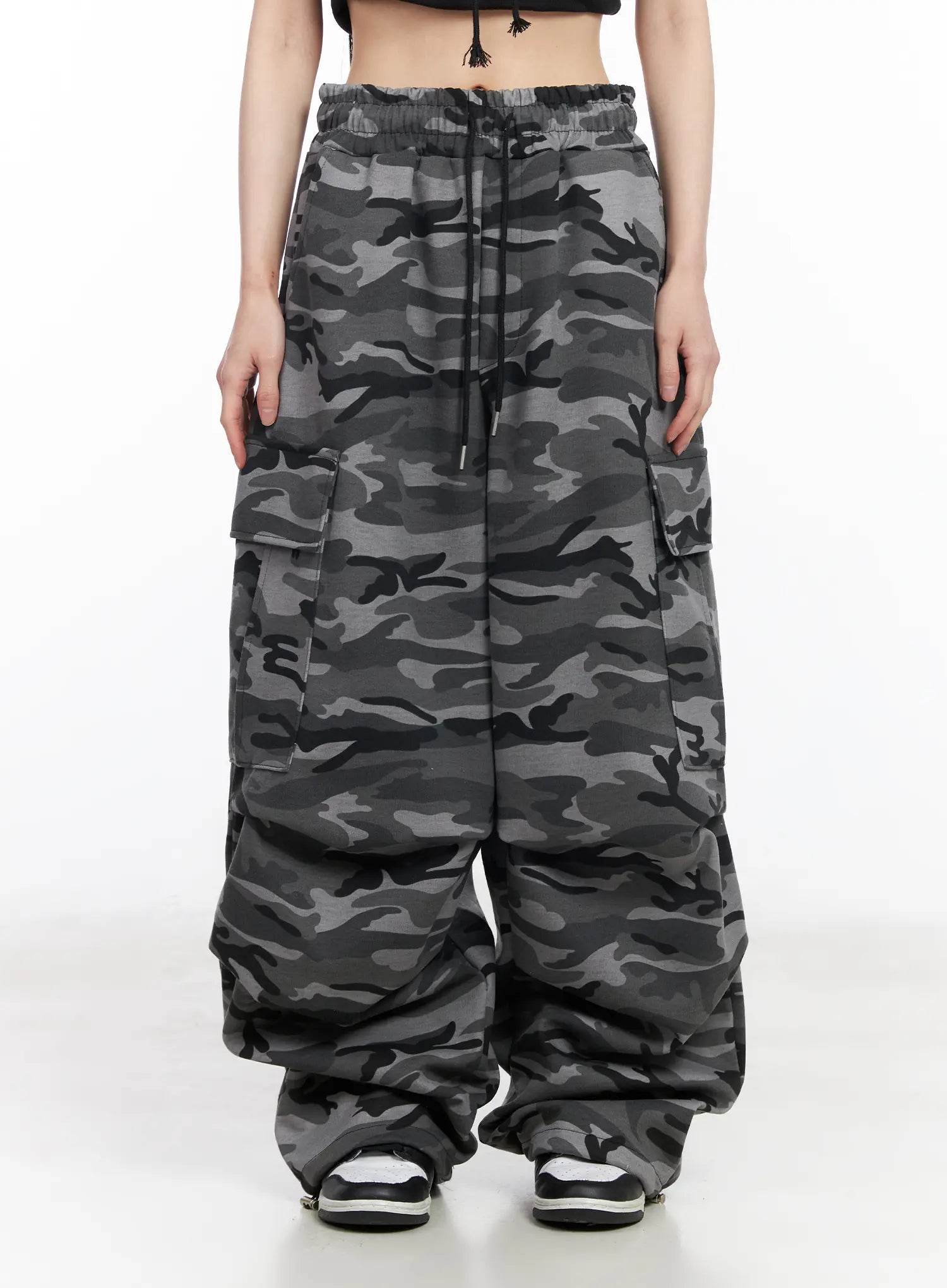 street-style-camo-wide-cargo-pants-cm519