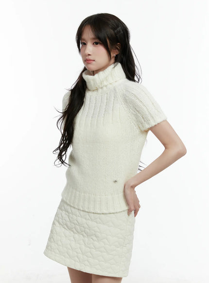 short-sleeve-turtleneck-knit-top-cd523 / Light beige