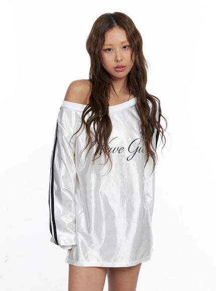 oversized-off-shoulder-graphic-long-sleeve-cs522 / White