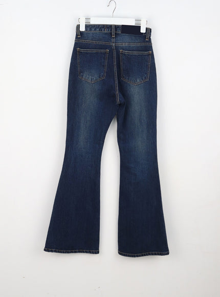 Bootcut-Jeans in dunkler Waschung CA328