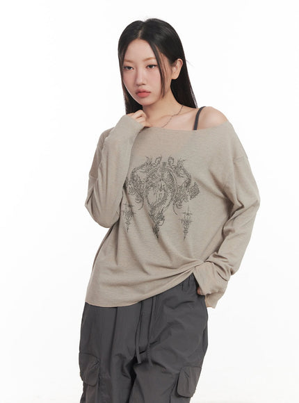 graphic-off-shoulder-long-sleeve-top-ca518 / Beige