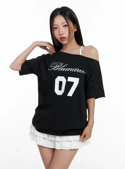 casual-off-shoulder-graphic-tee-cl518 / Black