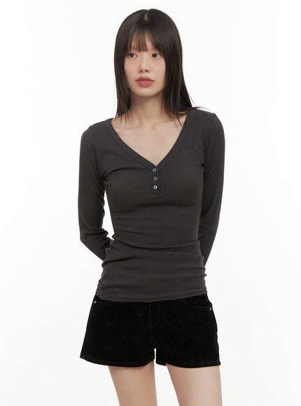 slim-fit-buttoned-v-neck-top-cd425 / Dark gray