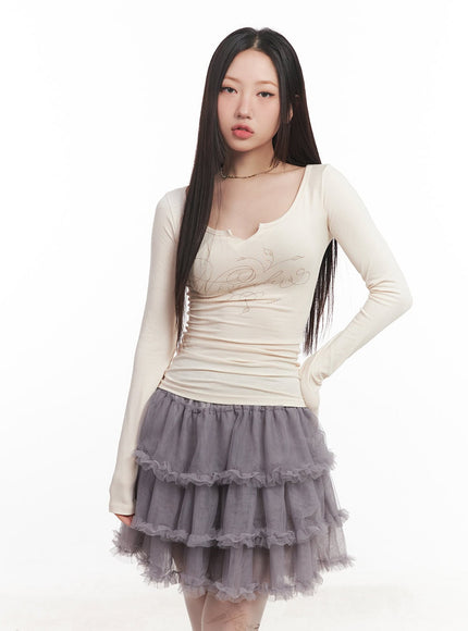 graphic-long-sleeve-v-neck-top-cm528 / Light beige