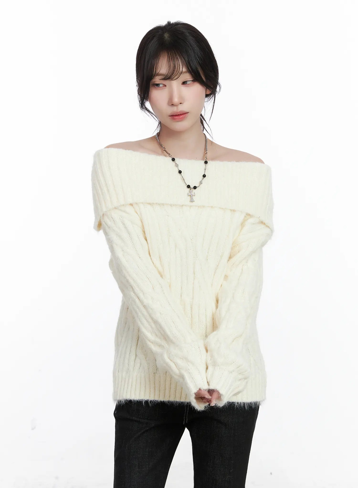 cozy-off-shoulder-cable-knit-sweater-cj526 / Light beige