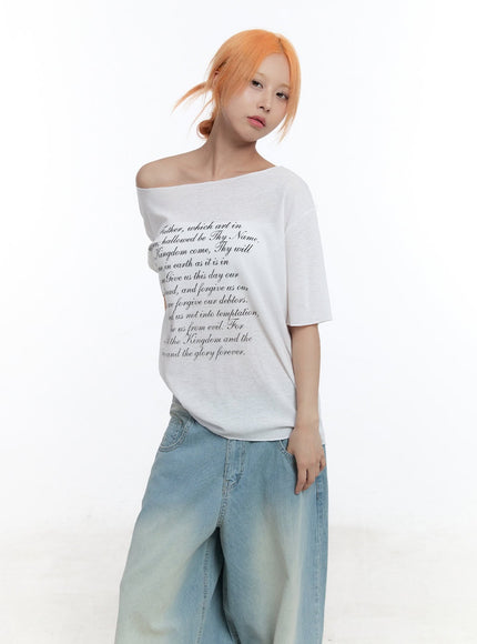 loose-fit-graphic-off-shoulder-tee-cu502 / White
