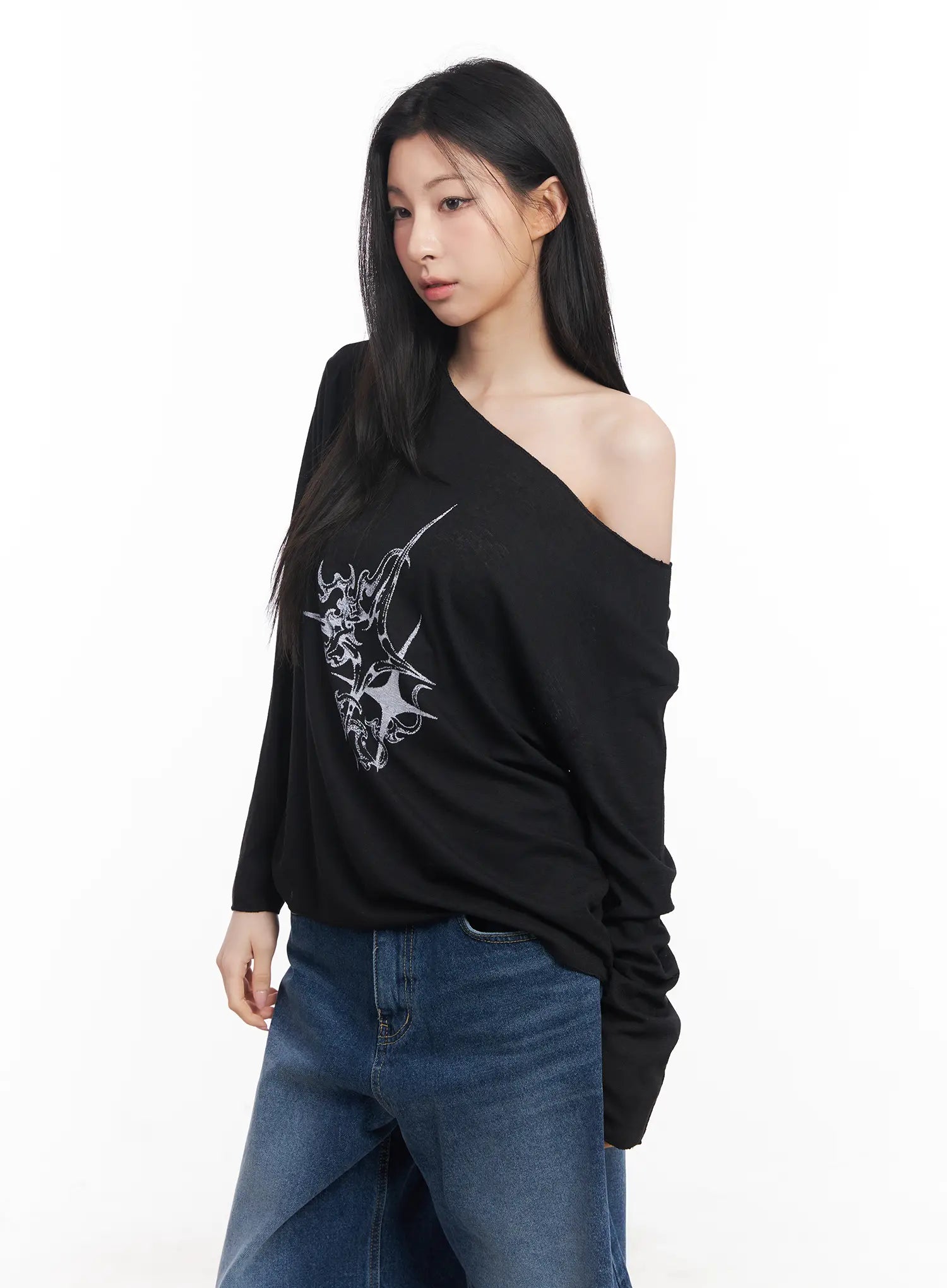 loose-fit-long-sleeve-graphic-top-cu510 / Black