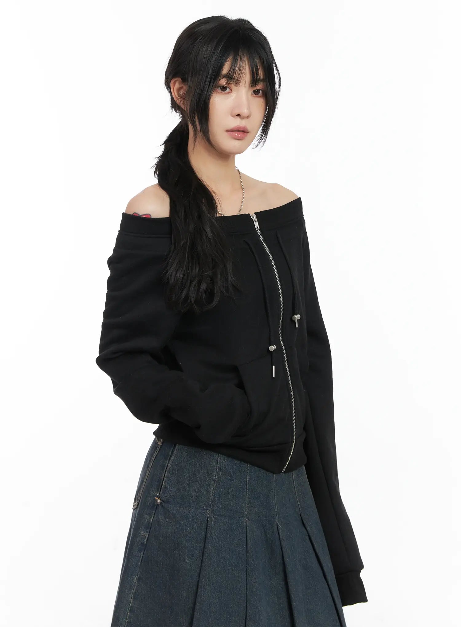 off-shoulder-zip-up-sweatshirt-cn528 / Black