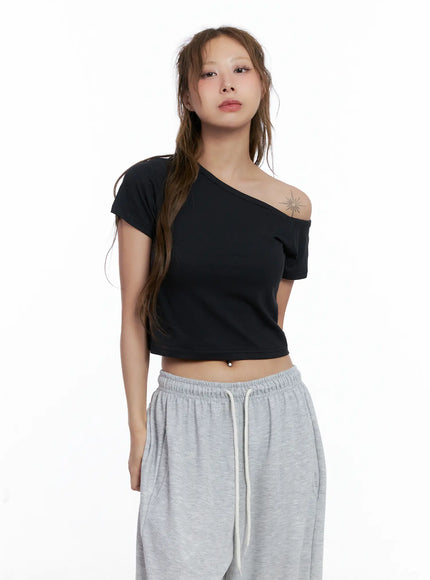 asymmetric-off-shoulder-crop-top-cl514 / Black