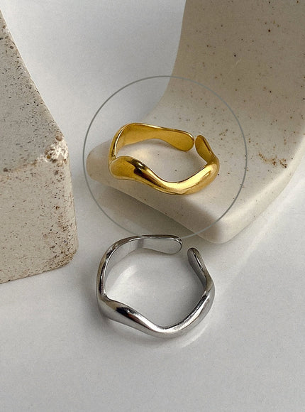 newton-flowing-curve-ring-ia524 / Gold