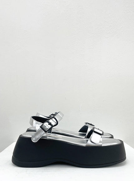 Glänzende, klobige Plateau-Sandalen mit doppelter Schnalle OU14