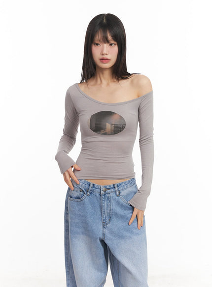 one-shoulder-graphic-cropped-long-sleeve-top-ca523 / Gray