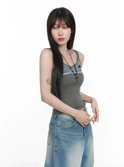 casual-ribbed-sleeveless-top-with-badges-cf523 / Gray