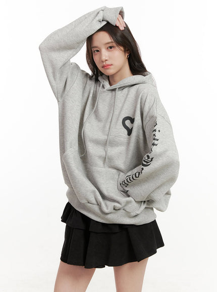 cozy-graphic-hooded-sweatshirt-on429 / Gray