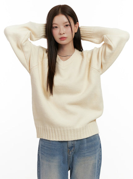 oversized-v-neck-sweater-on422 / Light beige