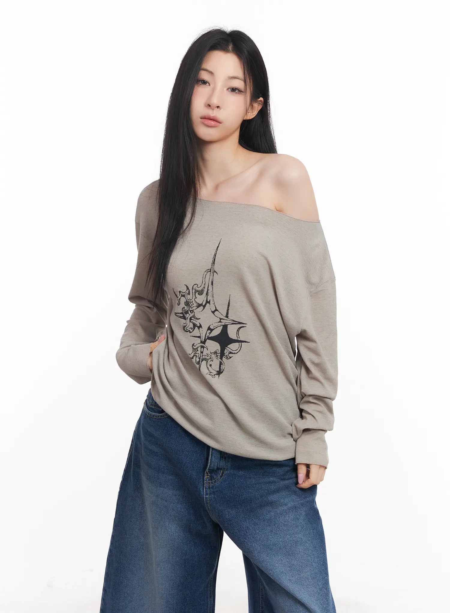 loose-fit-long-sleeve-graphic-top-cu510 / Beige