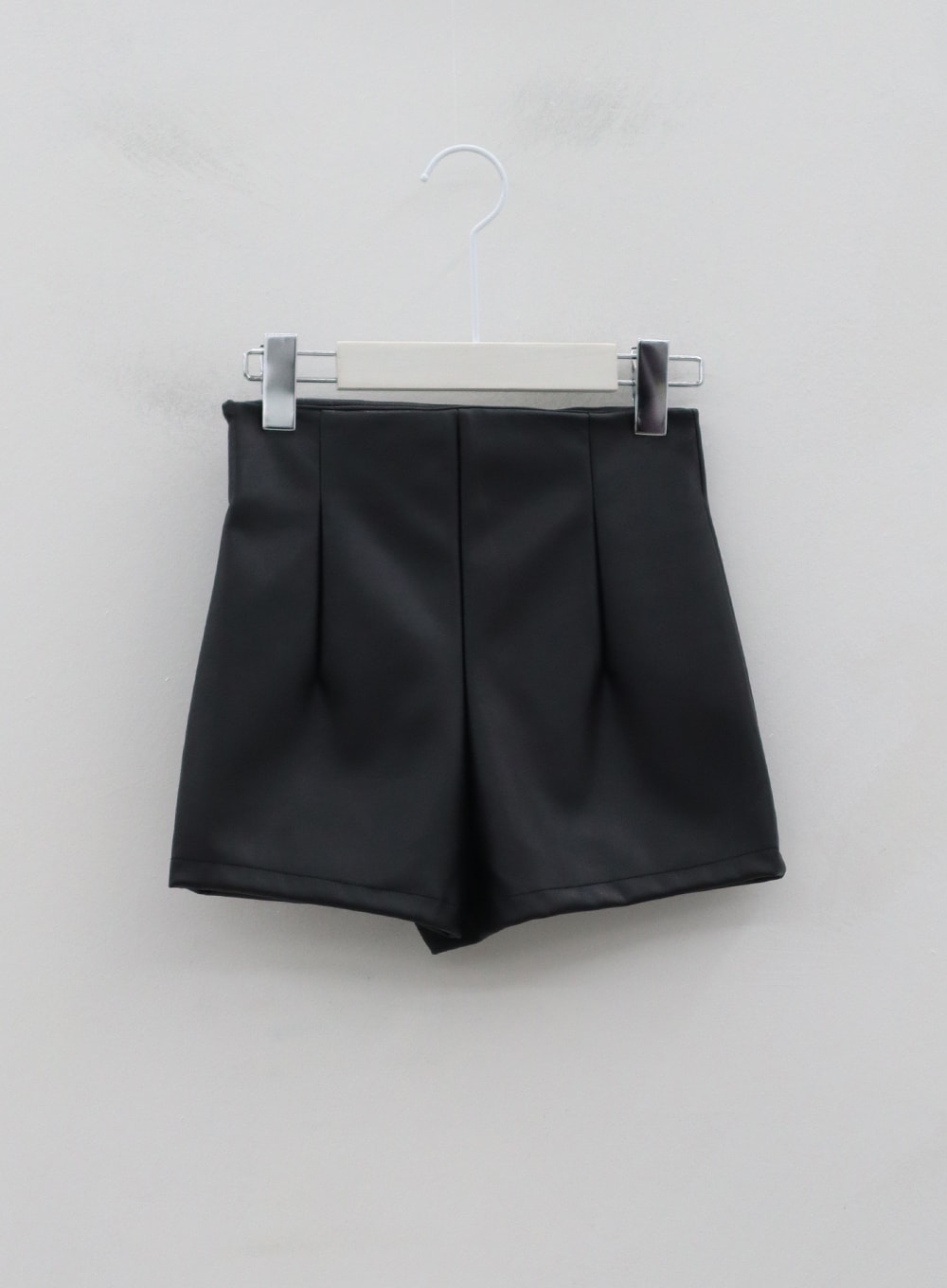 Faux Leather Bending Shorts IS15